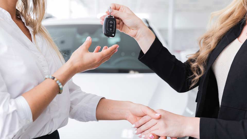 Autoankauf mit Abmeldung: Schlüsselübergabe und vollständige Übernahme der Fahrzeugabmeldung.